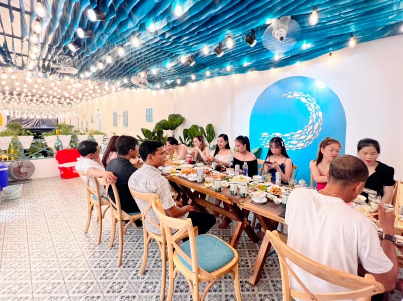 Nhà Hàng Bến Cảng - Seafood Restaurant