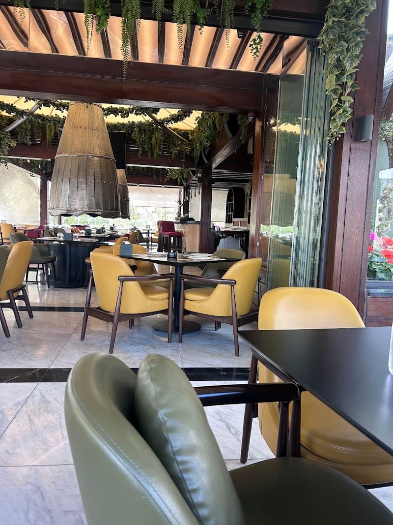 Inas Restaurant & Cafe