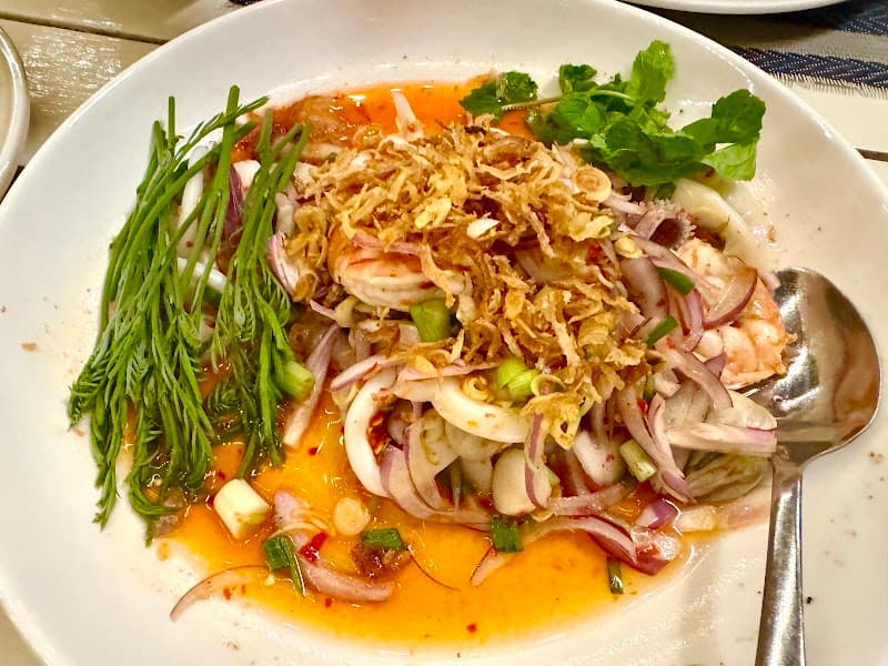 Kin Lom Chom Saphan