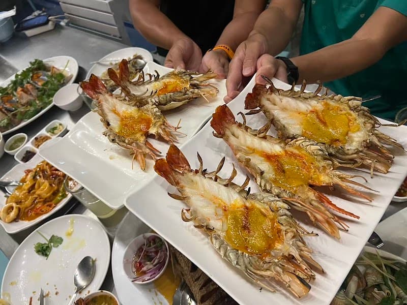เรือโป๊ะ Seafood โดยแสนสมบูรณ์