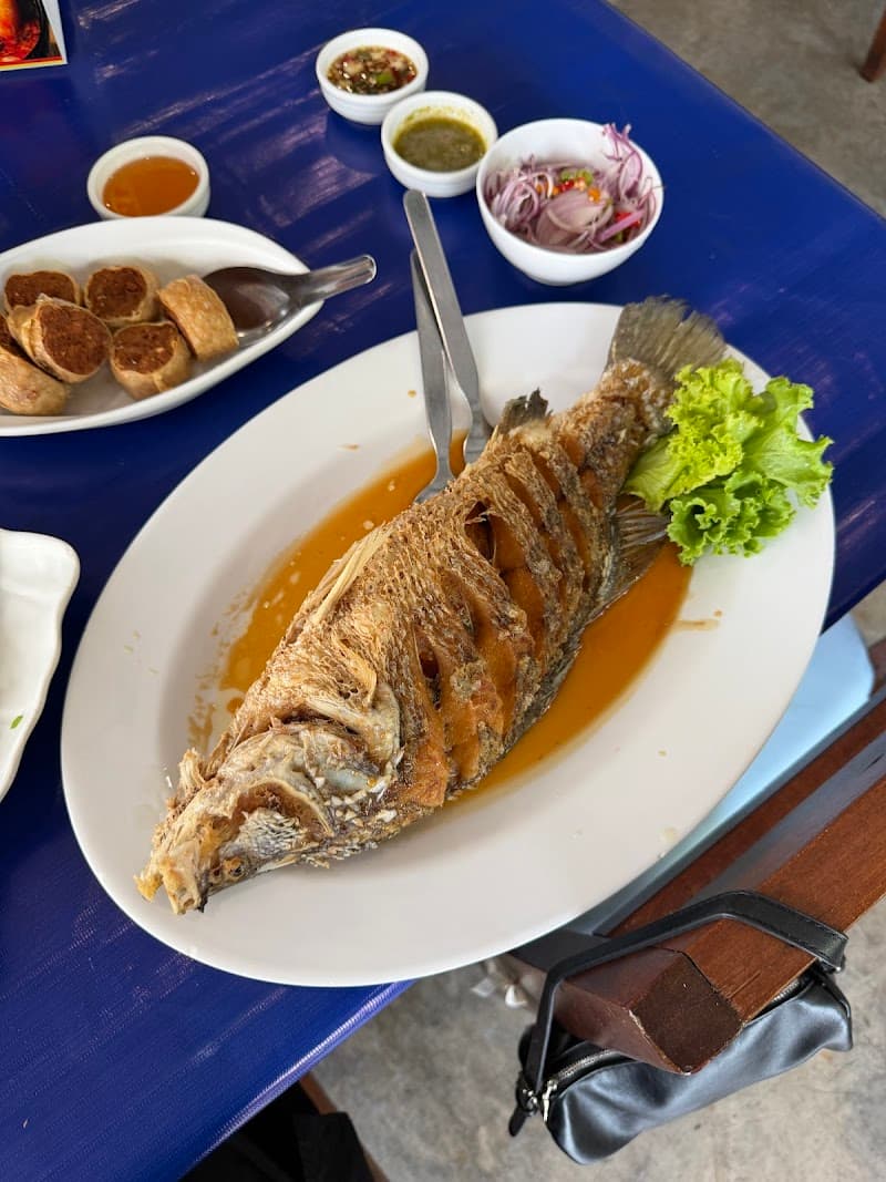 เรือโป๊ะ Seafood โดยแสนสมบูรณ์