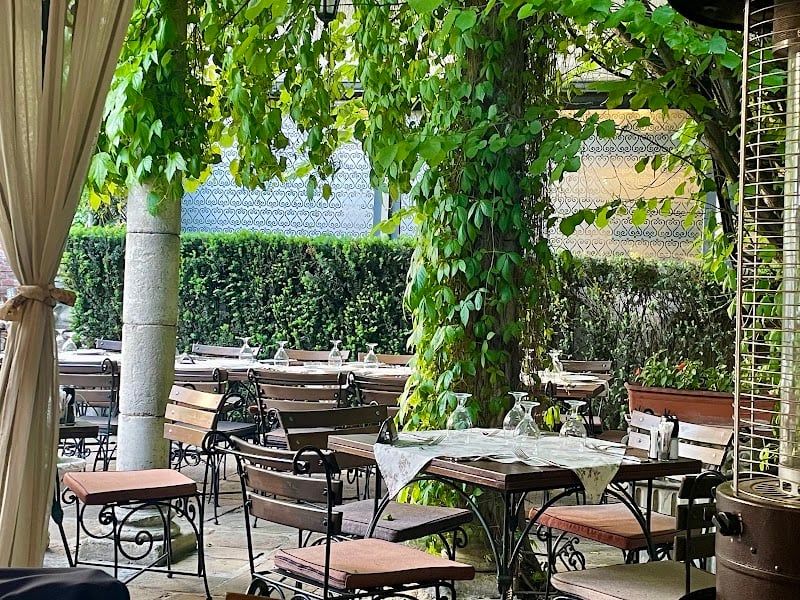 Restaurant "Staria Chinar"