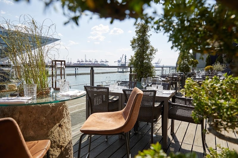 am kai | restaurant. seafood. drinks. elbblick
