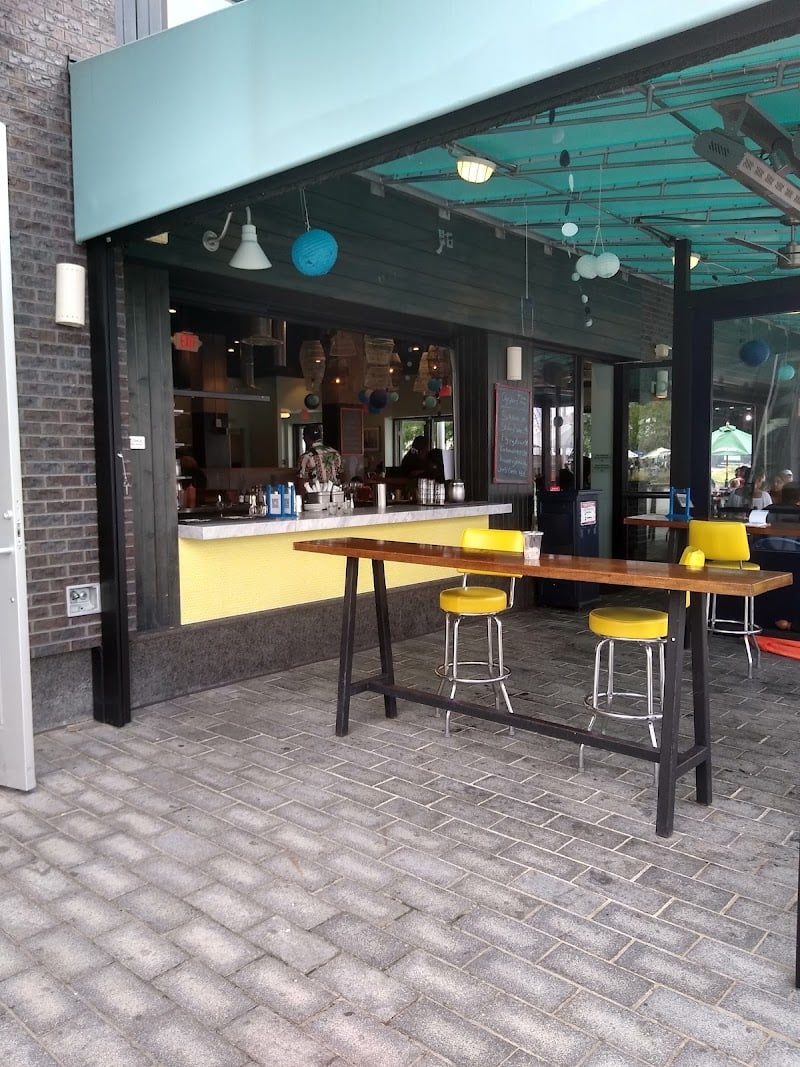 Hank’s Oyster Bar on the Wharf