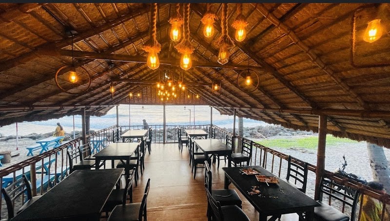 Saanz Bay Seafood Restaurant Azheekal