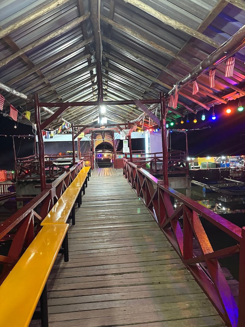 Restoran Terapung Seafood Bujang Firefly