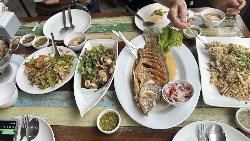 เรือโป๊ะ Seafood โดยแสนสมบูรณ์