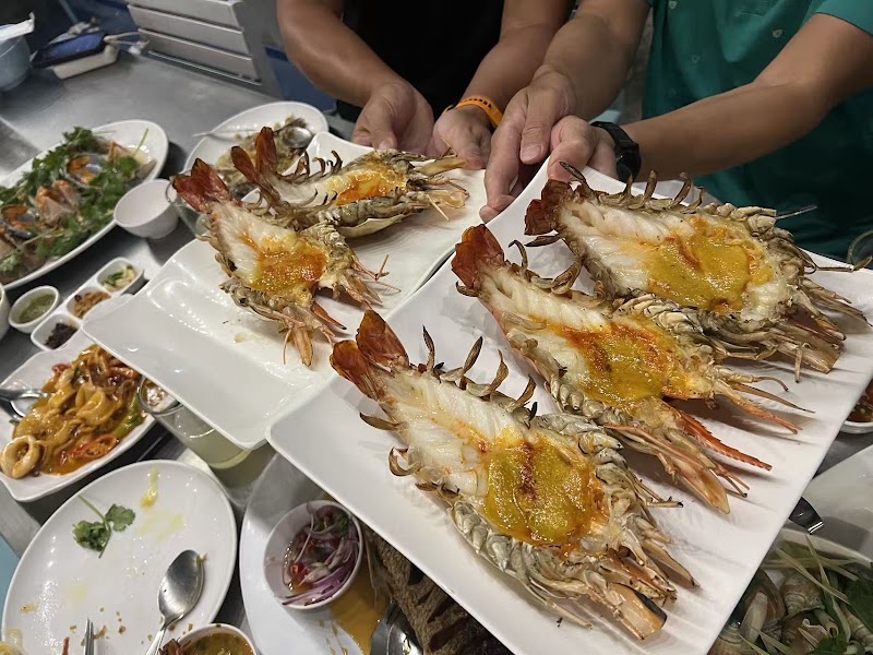 เรือโป๊ะ Seafood โดยแสนสมบูรณ์