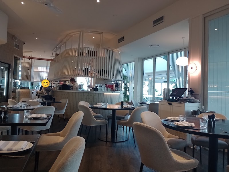 Fosh Bar & Restaurant