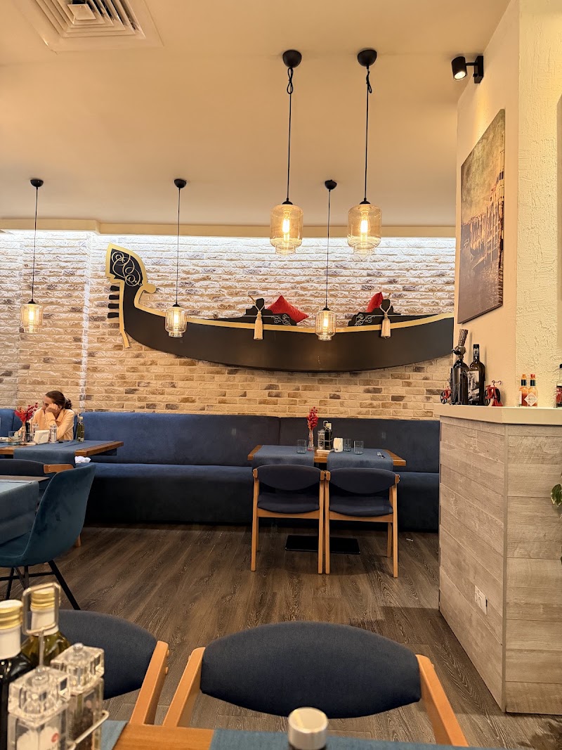 Trattoria Mezzaluna