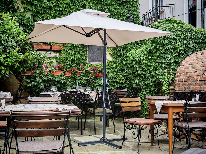 Restaurant "Staria Chinar"